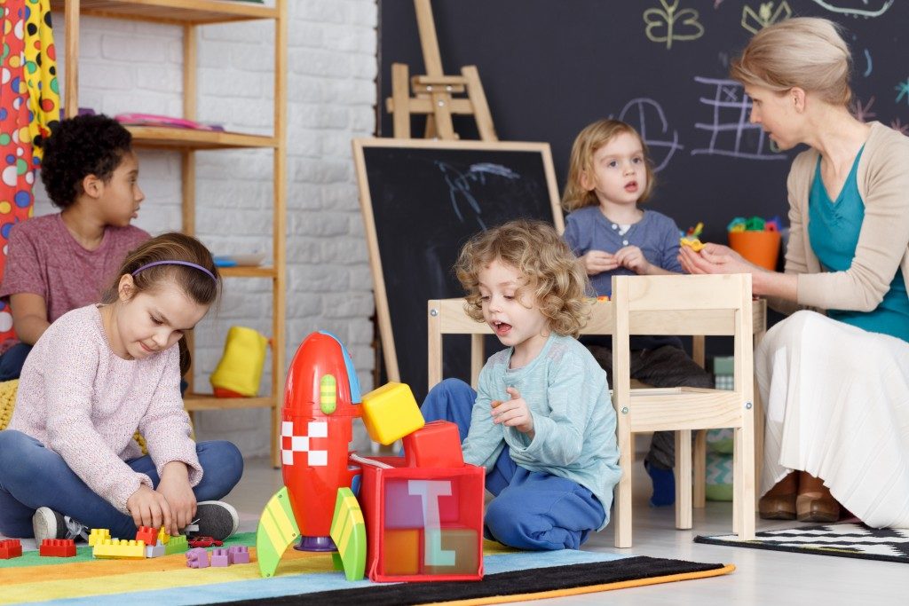 toddlers playing and building together